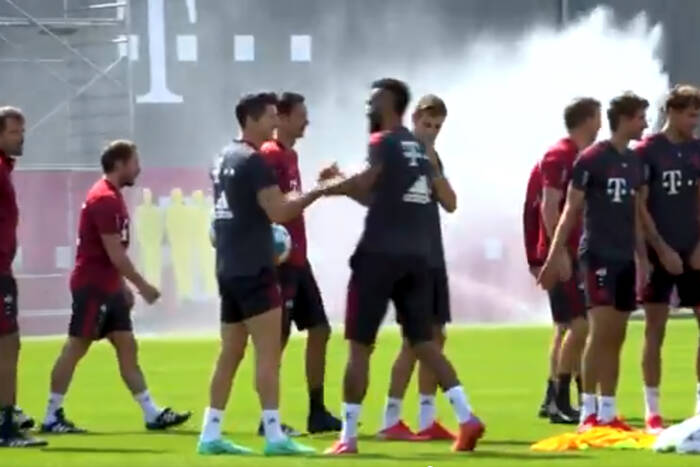 Robert Lewandowski przyjął życzenia urodzinowe przed treningiem. "Happy Birthday" i szpaler dla Polaka [WIDEO]
