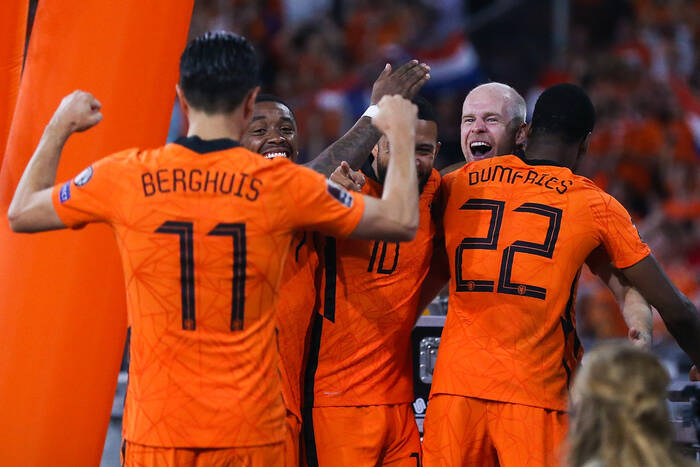 Skromne zwycięstwo Holandii. Norwegia radzi sobie bez Haalanda [WIDEO]
