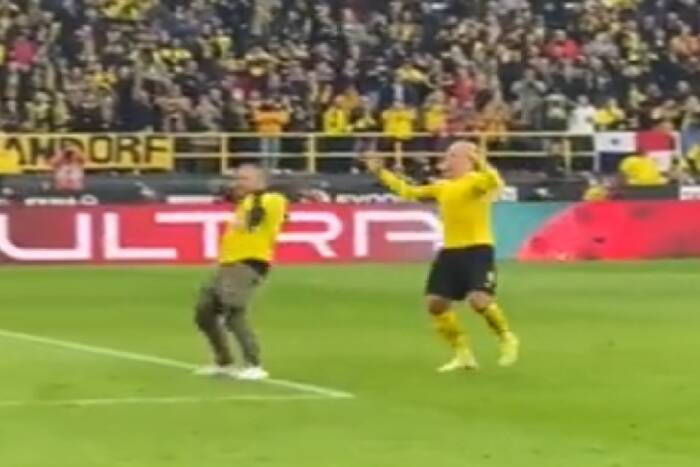 Niecodzienne sceny po meczu Borussii Dortmund. Haaland świętował z kibicem, który wbiegł na boisko [WIDEO]