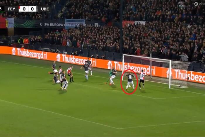 Spory błąd Tymoteusza Puchacza w meczu z Feyenoordem. Łukasz Piszczek nie ma wątpliwości [WIDEO]