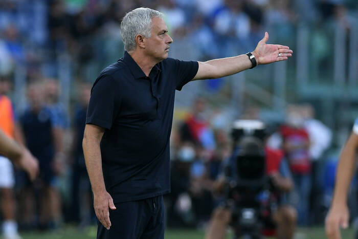 Jose Mourinho wyleciał na trybuny, ale znalazł sposób na Napoli. Festiwal nieskuteczności na Stadio Olimpico