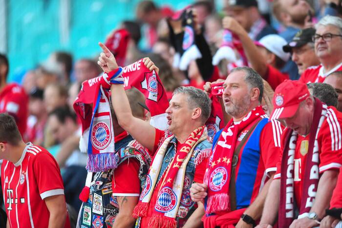 Piękne sceny w Monachium. Tysiące kibiców Bayernu poprosiło Roberta Lewandowskiego o zostanie w klubie [WIDEO]