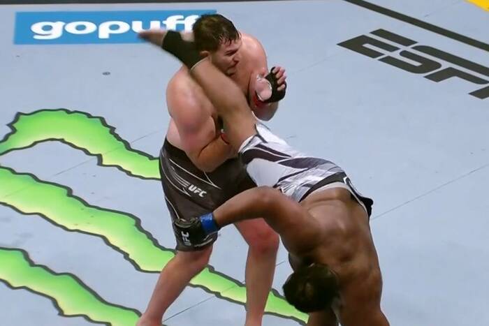 Show na UFC 268! Najpierw szalony taniec, później niesamowity nokaut [WIDEO]