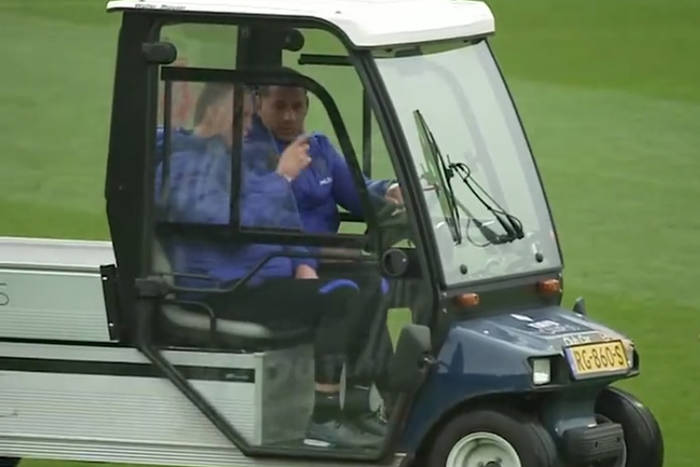 Louis van Gaal doznał poważnej kontuzji. Selekcjoner Holandii był wożony po boisku treningowym [WIDEO]