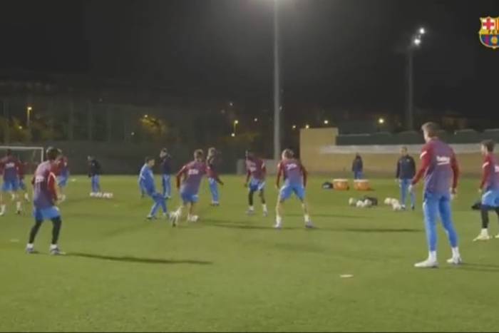 Xavi błyszczy na treningu Barcelony. Szkoleniowiec wziął udział w gierce z piłkarzami [WIDEO]