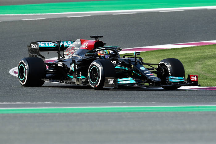 Lewis Hamilton wygrał kwalifikacje przed Grand Prix Kataru! Niespodziewana wpadka kierowcy Red Bulla