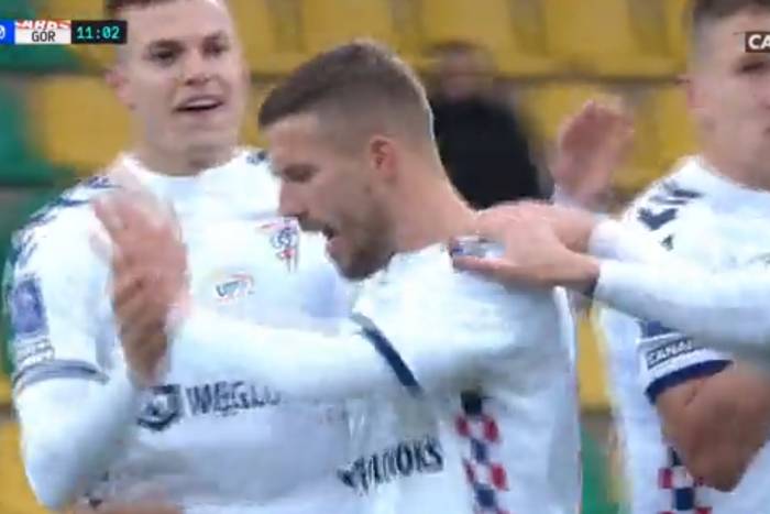 Przepiękny gol Lukasa Podolskiego dla Górnika Zabrze! "Ależ huknął. Aż się słupek po drodze zatrząsł" [WIDEO]