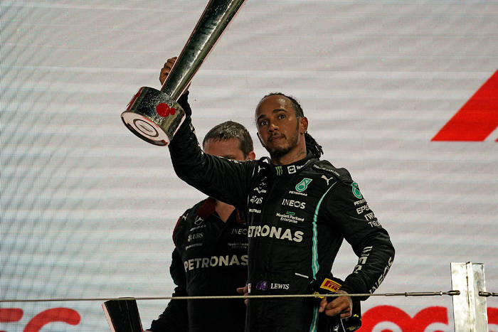 Były szef F1 podgrzał atmosferę wokół Lewisa Hamiltona. "Nie sądzę, żeby wrócił do ścigania"