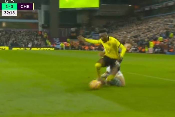 Poważny błąd Matty'ego Casha. Sprokurował rzut karny dla Chelsea [WIDEO]