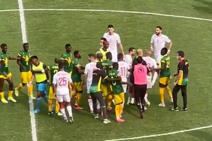 "Dymy" na Pucharze Narodów Afryki. Sędzia skończył mecz kilka minut za wcześnie, piłkarze się wściekli [WIDEO]