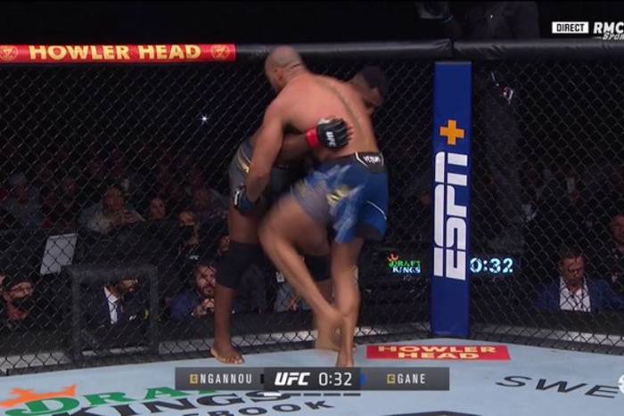 Francis Ngannou obronił pas mistrzowski! Wojna na wyniszczenie w walce wieczoru UFC [WIDEO]