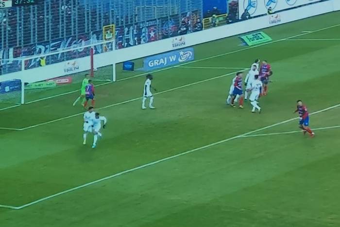 Skandaliczne warunki na stadionie w Częstochowie. Kibice gości zamknięci w klatce [ZDJĘCIA]
