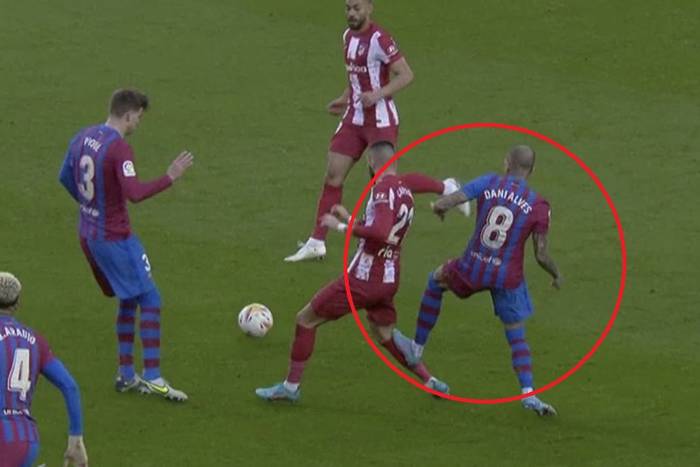 Problemy FC Barcelony. Dani Alves zawieszony za brutalny faul [WIDEO]