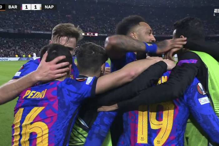 Absurdalny rzut karny uratował FC Barcelonę przed porażką. Gol Zielińskiego nie wystarczył Napoli [WIDEO]