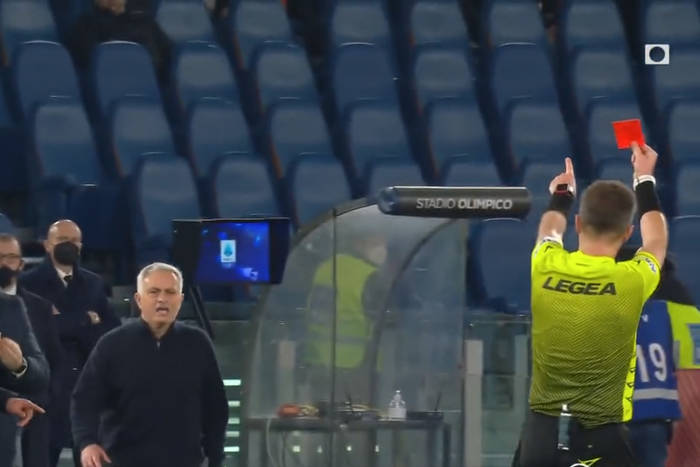 Szokujące słowa Jose Mourinho do sędziego. Portugalczyk sugeruje układ w Serie A Szokujące słowa Jose Mourinho do sędziego. Portugalczyk sugeruje układ w Serie A
