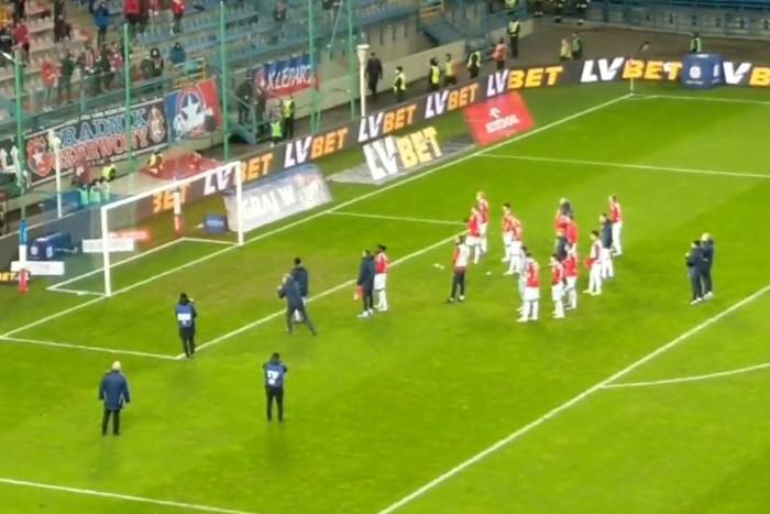 Jerzy Brzęczek zaskoczył po debiucie w Wiśle Kraków. Wziął mikrofon i zwrócił się do kibiców [WIDEO]