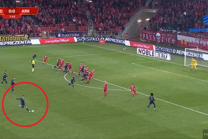 Grad bramek i wygrana Arki Gdynia w hicie Fortuna 1 Ligi. Cudowny gol z rzutu wolnego ozdobą meczu [WIDEO]