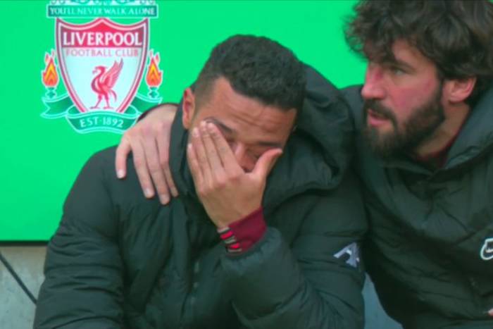 Smutne obrazki przed finałem Pucharu Ligi Angielskiej. Thiago Alcantara zalał się łzami [WIDEO]