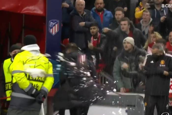 Kibice Manchesteru United wściekli na Diego Simeone. W stronę trenera poleciały różne przedmioty [WIDEO]