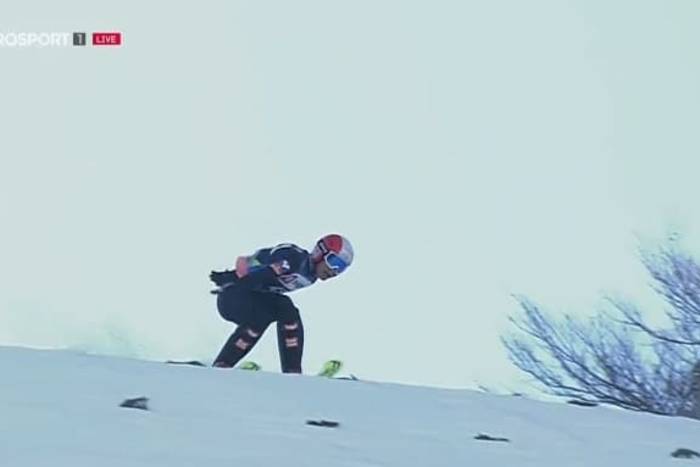 Kolejna niebezpieczna sytuacja na skoczni w Planicy. Skoczek ledwo uniknął upadku [WIDEO]