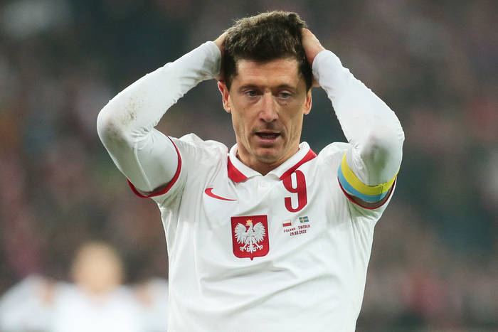 Czesław Michniewicz opowiedział o stanie zdrowia Roberta Lewandowskiego. "Jest lekki uraz"
