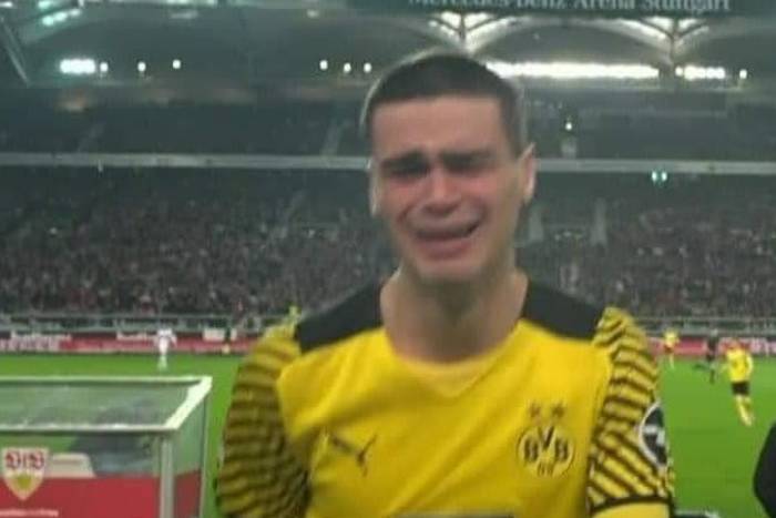 Młody piłkarz Borussii Dortmund zalał się łzami. Doznał kontuzji zaraz na początku spotkania