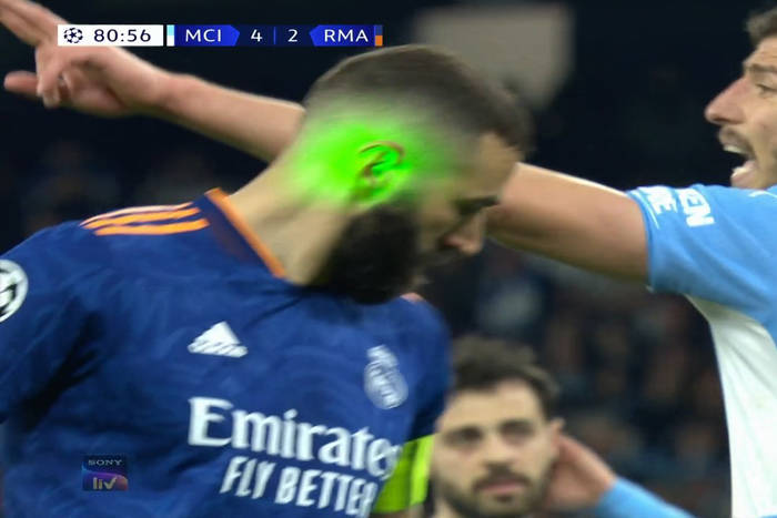 Tak wyglądał karny Karima Benzemy. Świeciły lasery, a Pep Guardiola aż przysiadł [WIDEO]