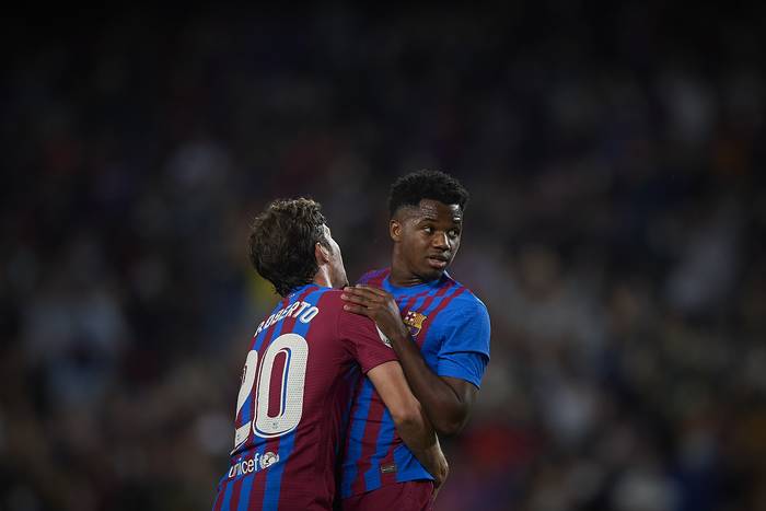Wychowanek FC Barcelony podpisze nowy kontrakt. Zgodził się na gigantyczną obniżkę pensji Wychowanek FC Barcelony podpisze nowy kontrakt. Zgodził się na gigantyczną obniżkę pensji