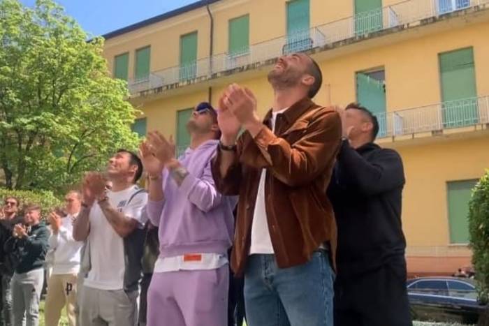 Piękne sceny we Włoszech. Piłkarze po zwycięstwie odwiedzili w szpitalu chorego trenera [WIDEO]