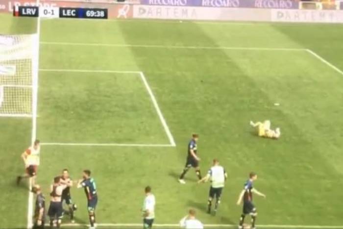 Przerażające sceny w meczu Serie B! Bramkarz został trafiony petardą [WIDEO]