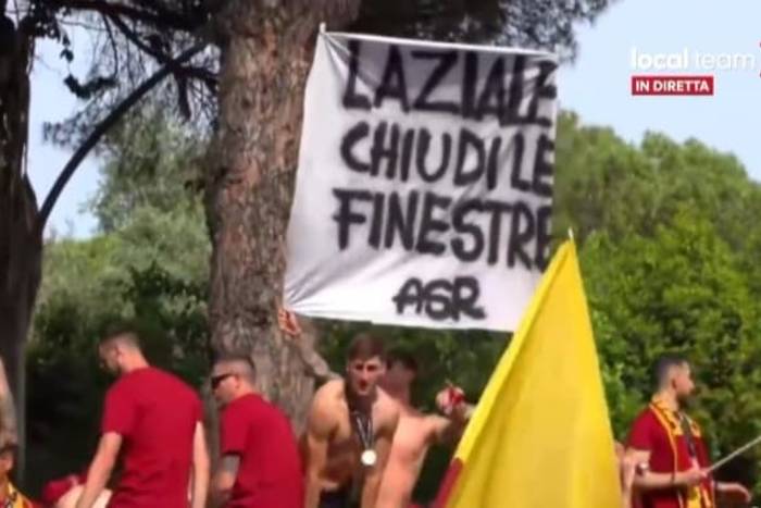 Nicola Zalewski zakpił z kibiców Lazio. Polak z wymownym transparentem na paradzie AS Romy [WIDEO]