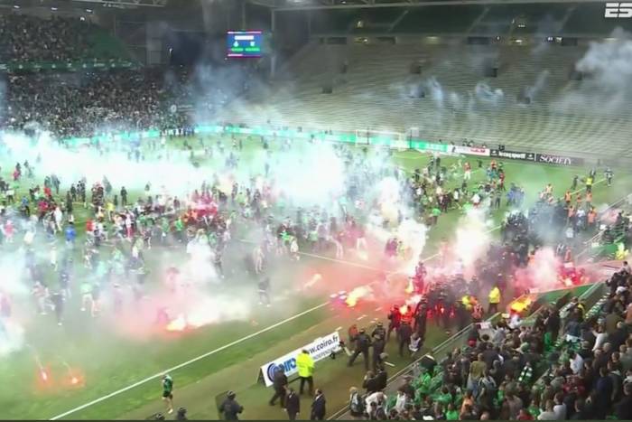 Gigantyczny skandal po barażach o Ligue 1! Kibole Saint-Etienne zaatakowali piłkarzy na murawie [WIDEO]