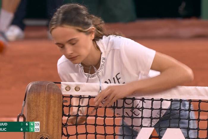 Sceny podczas półfinału Roland Garros! Aktywistka przypięła się do siatki [WIDEO]