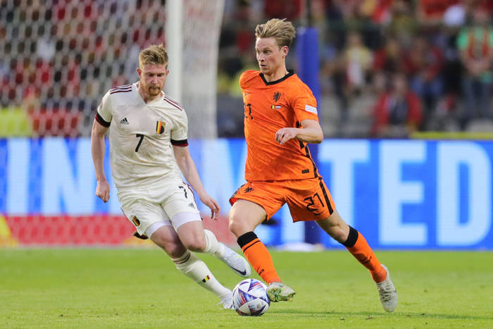 Manchester United i Barcelona negocjują transfer Frenkiego de Jonga. Jedna przeszkoda na drodze do finalizacji