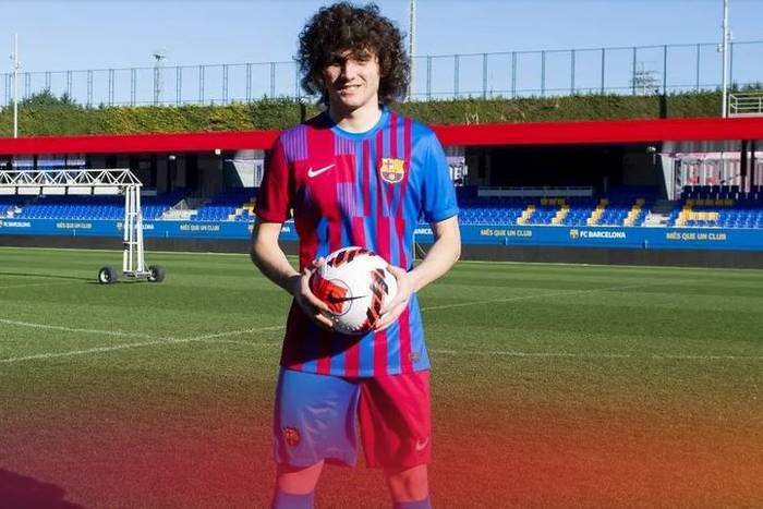 Nowy skrzydłowy Barcelony? Talent z rezerw czeka na debiut u Xaviego. Inaczej może odejść. "Jestem przekonany"