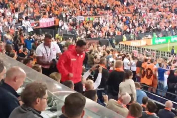 Tak Robert Lewandowski zareagował na pudło Depaya z rzutu karnego. "Sytuacyjny taniec" [WIDEO]