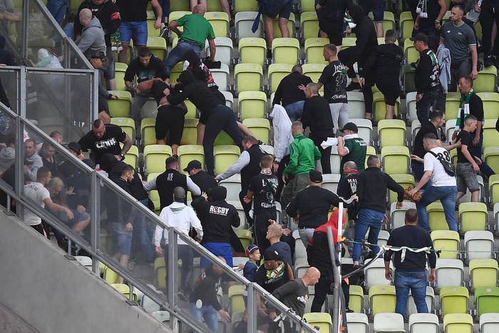 Wstrząsające sceny podczas meczu Lechii Gdańsk. Uzbrojeni chuligani wtargnęli na trybuny [WIDEO]