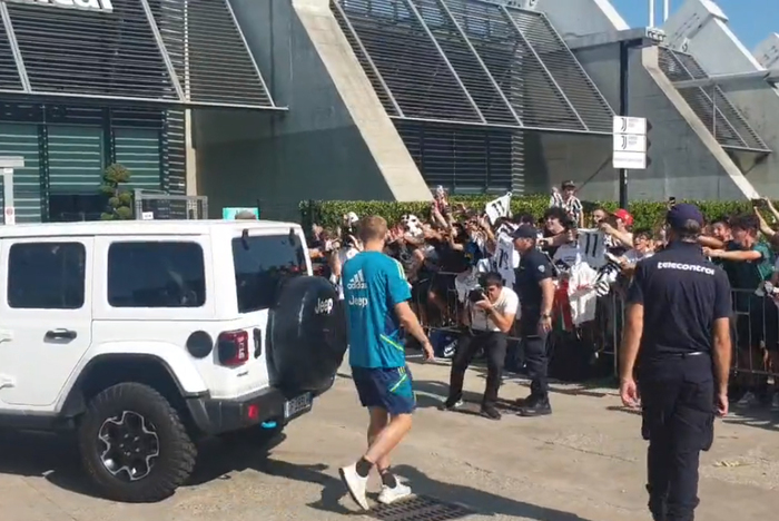 De Ligt przyjechał na badania i usłyszał, co myślą kibice Juventusu. Jasny przekaz dla Holendra [WIDEO]