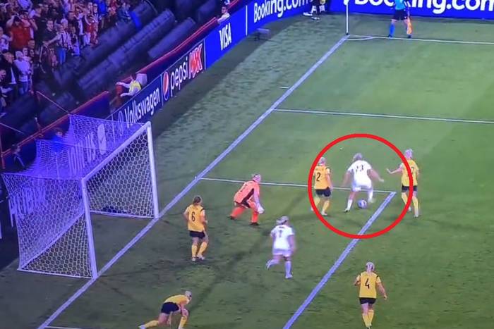 Piękny gol dla Anglii w półfinale kobiecego Euro. Szwedki pogrążone strzałem piętą [WIDEO]