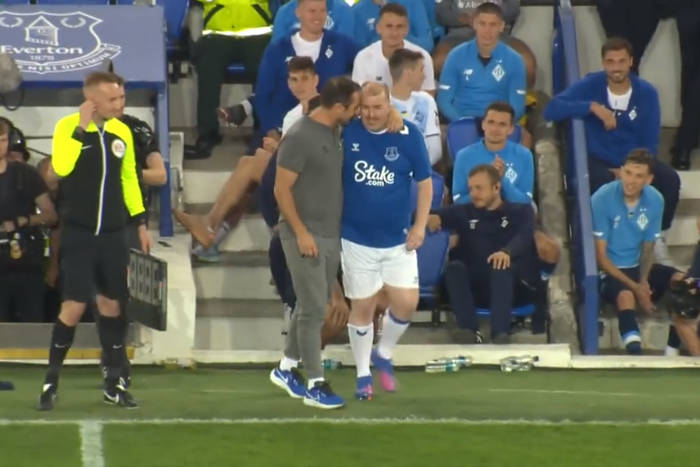 Everton uhonorował kibica, który pomagał uchodźcom z Ukrainy. Paul Stratton strzelił gola Dynamu Kijów [WIDEO]