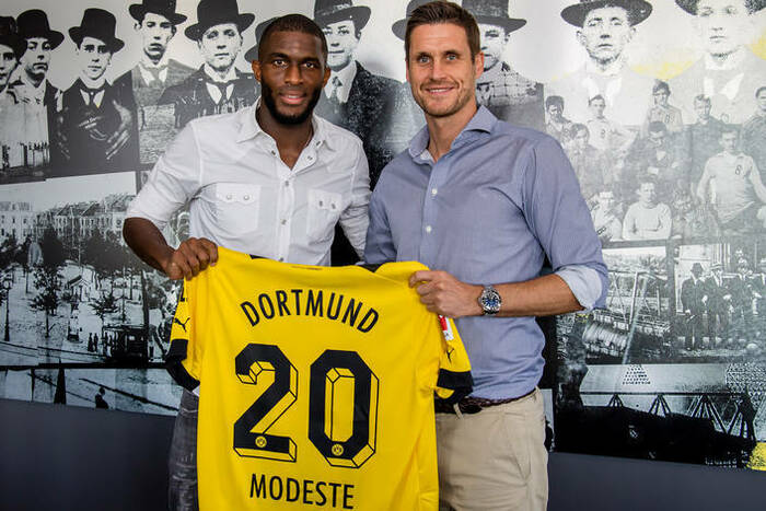 Borussia Dortmund zaprezentowała nowego napastnika. Awaryjny transfer stał się faktem