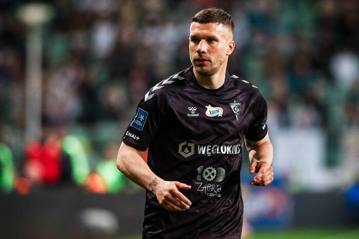 Lukas Podolski odpowiedział kibicom Legii. "Słoiki, nauczcie się geografii"