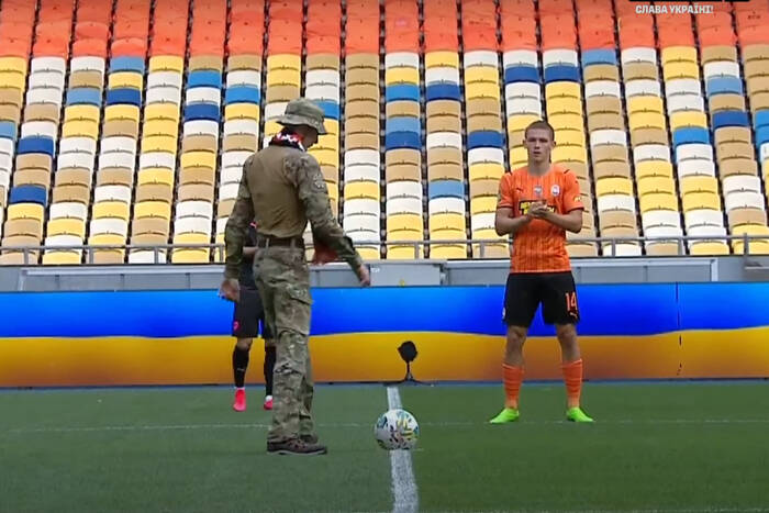 Liga ukraińska rozpoczęła nowy sezon! Żołnierz otworzył rozgrywki symbolicznym kopnięciem piłki [WIDEO]