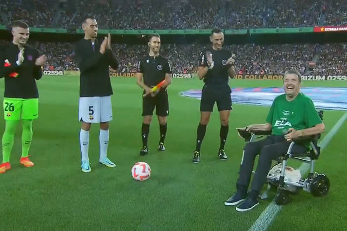 Poruszające sceny na Camp Nou. Juan Carlos Unzue zaapelował o wsparcie. "Chcemy cieszyć się życiem" [WIDEO]