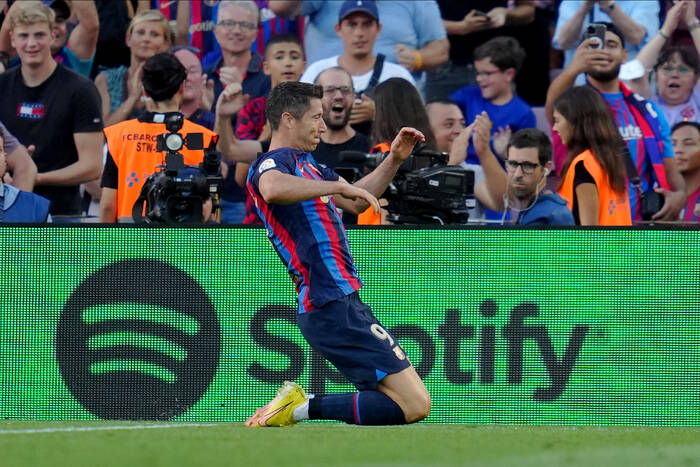 Hiszpańskie media zachwycone grą Roberta Lewandowskiego. "On sprawia, że FC Barcelona lata"