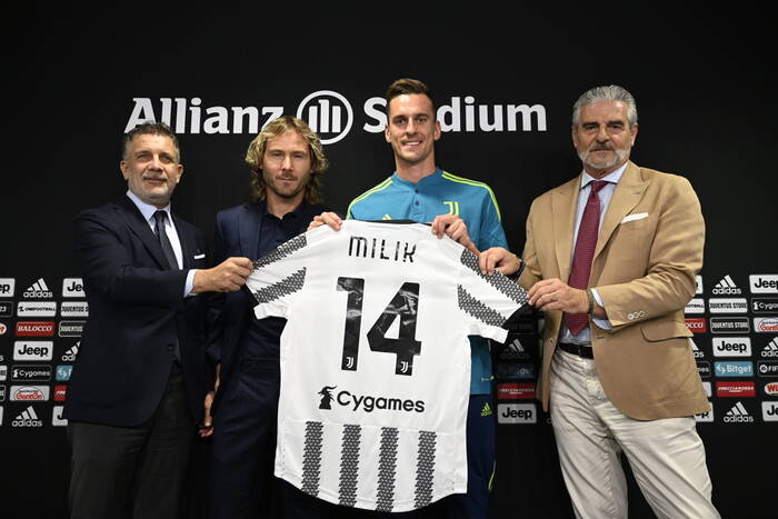 Arkadiusz Milik w końcu zaprezentowany przez Juventus. Reprezentant zabrał głos po transferze. "To mój cel" Arkadiusz Milik w końcu zaprezentowany przez Juventus. Reprezentant zabrał głos po transferze. "To mój cel"