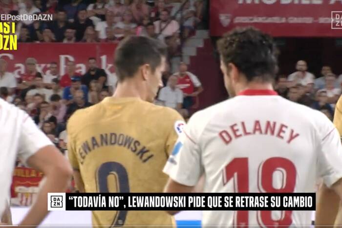Specjalna prośba Lewandowskiego do Xaviego w trakcie meczu. Wszystko uchwyciły kamery Specjalna prośba Lewandowskiego do Xaviego w trakcie meczu. Wszystko uchwyciły kamery