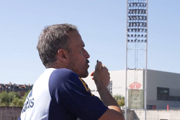 Reprezentanci Hiszpanii trenują z... głośnikami. Luis Enrique przemawia do nich przez krótkofalówkę [WIDEO]