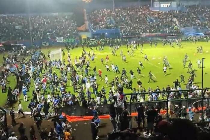Od tego zaczął się horror. Indonezyjskie media relacjonują największą tragedię w historii futbolu. "Bez tchu"