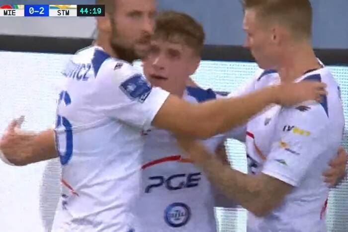 Miedź Legnica na stojąco, a Stal Mielec śpiewająco. Beniaminek blisko dna Ekstraklasy [WIDEO]